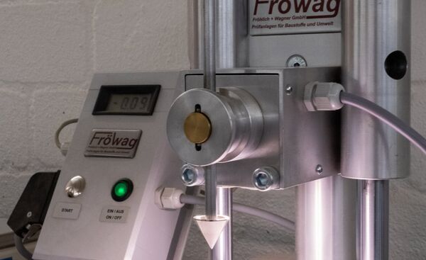 Zu den Versuchsspektrum zählen die Erstellung von Korngrößenverteilungen - mit Hilfe von Trocken-/Nasssiebungen, Schlämmanalysen sowie kombinierten Sieb- und Schlämmanalysen – und Zustandsgrenzen